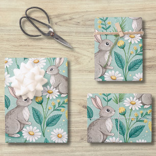 Feuille De Papier Cadeau Lapins mignons assis parmi des pâquerettes blanche