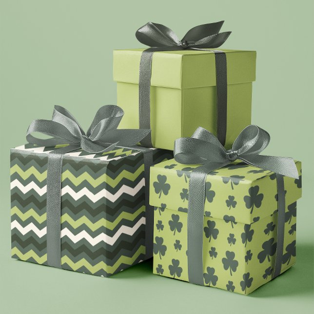 Feuille De Papier Cadeau Lignes modernes de trèfle irlandais en vert ensemb (Modern Irish Clover Lines in Green set of 3 Wrapping Paper Sheets)
