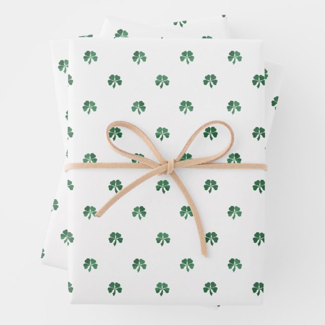 Feuille De Papier Cadeau Lucky Little Four Leaf Cloches Saint Patricks Day (En situation)