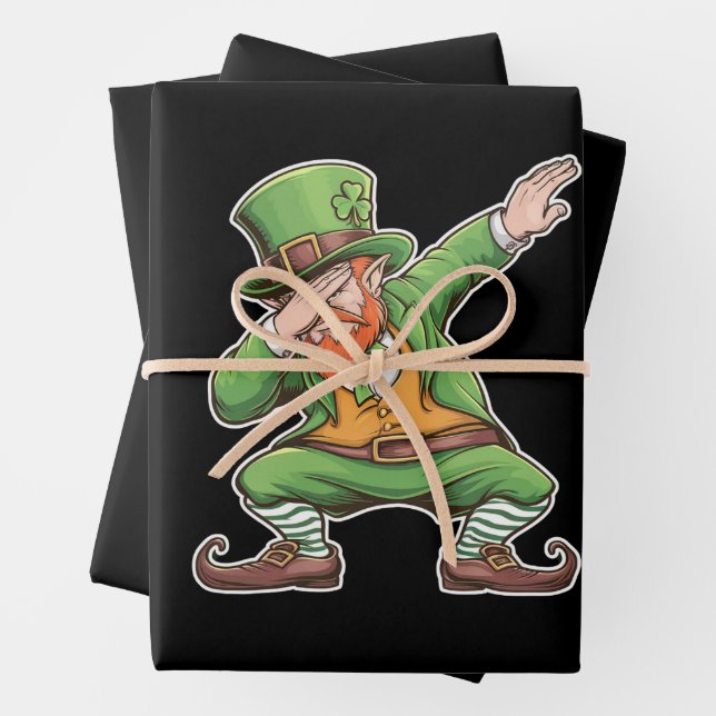 Feuille De Papier Cadeau Lutin de la Saint-Patrick Dab Dabbing en vert  (En situation)