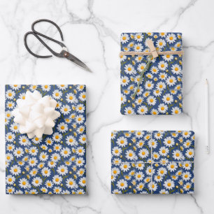 Feuille De Papier Cadeau Marguerites anglaises blanches sur fond bleu foncé