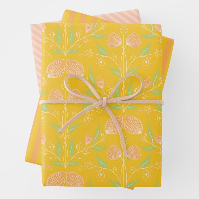 Feuille De Papier Cadeau Matin d'été - Jaune et Pêche Floral & Stripes (En situation)