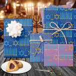 Feuille De Papier Cadeau Menorahs et étoiles Hanoukka moderne bleu violet o<br><div class="desc">Papier d'emballage Hanoukka moderne avec des icônes hannukah colorées et brillantes à la main comme les menorahs,  les dreidels,  les colombes,  étoile de Davids et plus.</div>