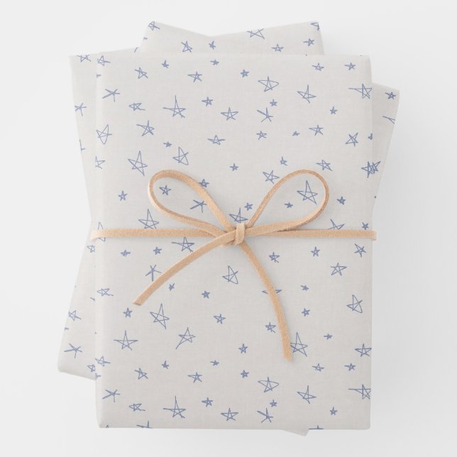 Feuille De Papier Cadeau Mignonne main dessinée Pastel Blue Stars sur Crème (En situation)