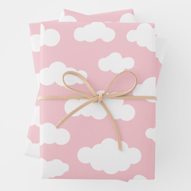Feuille De Papier Cadeau Mignons nuages pastel rose et blanc (En situation)