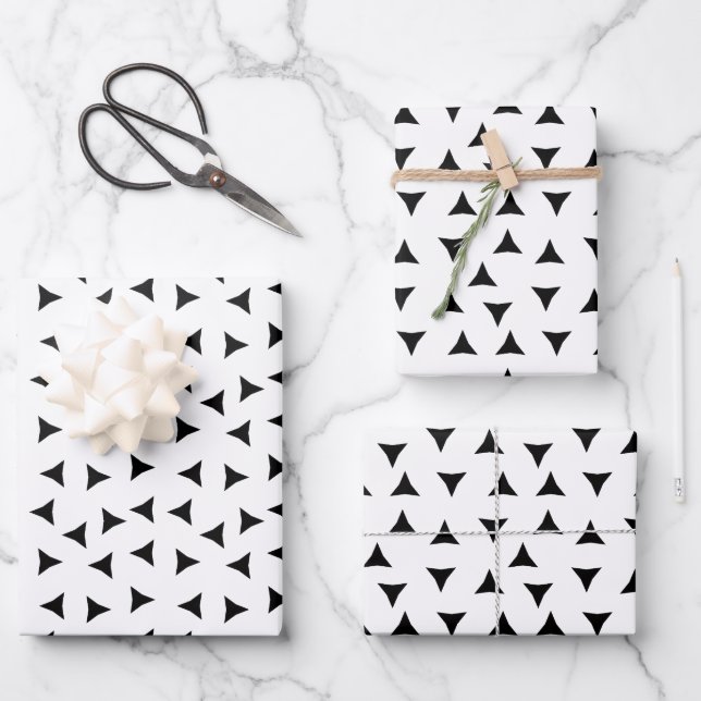 Feuille De Papier Cadeau Minimal Triangle Pattern | Black and White Geometr (Recto)