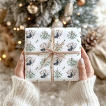 Feuille De Papier Cadeau Mistletoe de Noël et cloches d'argent<br><div class="desc">Enveloppez vos cadeaux dans le charme intemporel de vos vacances avec ce jeu de papier à mouchoir de Noël et de cloches d'argent. Chaque feuille est décorée dans un style classique, avec des fraises blanches et des cloches argentées avec un arc, éparpillées sur le papier pour un look festif et...</div>