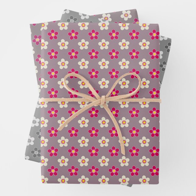 Feuille De Papier Cadeau Modèle floral de pourpre et de fleurs blanches sur (En situation)
