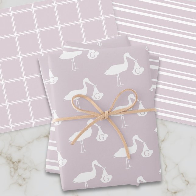 Feuille De Papier Cadeau Monogramme de livraison de Baby shower rose pâle (A pretty blush pink set of wrapping paper sheets perfect for baby showers)