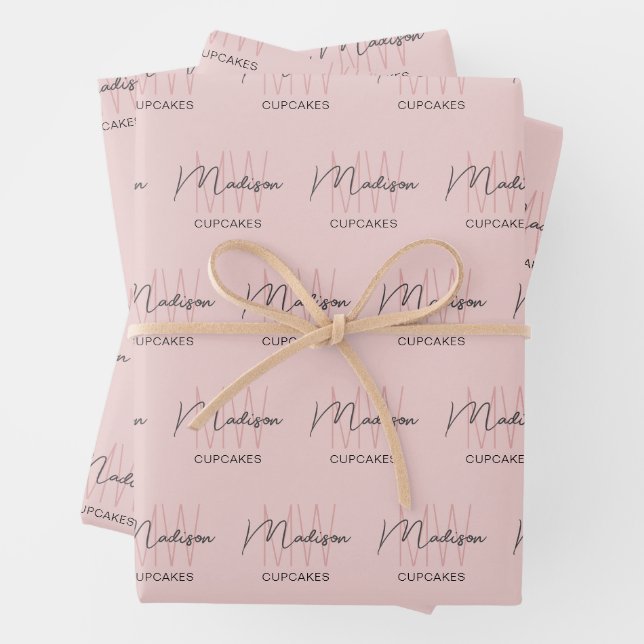 Feuille De Papier Cadeau Monogramme Logo Boulangerie rose (En situation)