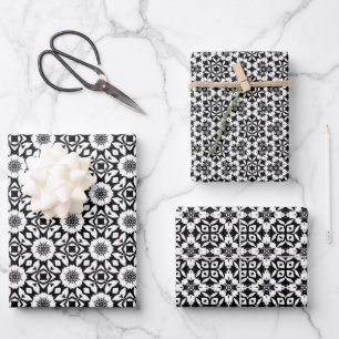 Feuille De Papier Cadeau Motif de carreaux géométriques floraux noirs et bl