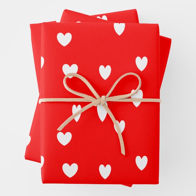 Feuille De Papier Cadeau Motif de coeur blanc sur rouge (En situation)