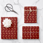 Feuille De Papier Cadeau Motif de vacances Red Gold Christmas Reindeer<br><div class="desc">Le papier d'emballage Festive de Noël présente un motif de rennes d'or sur arrière - plan rouge.</div>