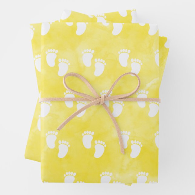 Feuille De Papier Cadeau Motif d'empreinte Baby shower Aquarelle Jaune (En situation)
