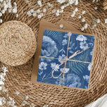 Feuille De Papier Cadeau Motif Fleur sauvage bleu Dusty moderne<br><div class="desc">Des éléments de fleur sauvage bleu foncé disposés dans un motif omniprésent. OEuvre originale aquarelle du studio. Idéal pour les mariages,  anniversaires,  anniversaires et plus encore. Veuillez consulter d'autres articles de cette collection de mariages unique.</div>