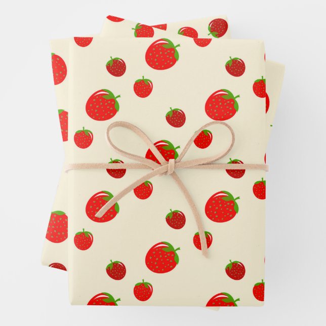 Feuille De Papier Cadeau Motif fraise rouge sur rose pâle (En situation)