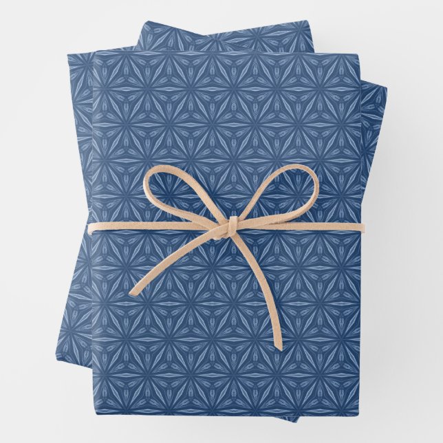 Feuille De Papier Cadeau Motif géométrique bleu marine moderne (En situation)