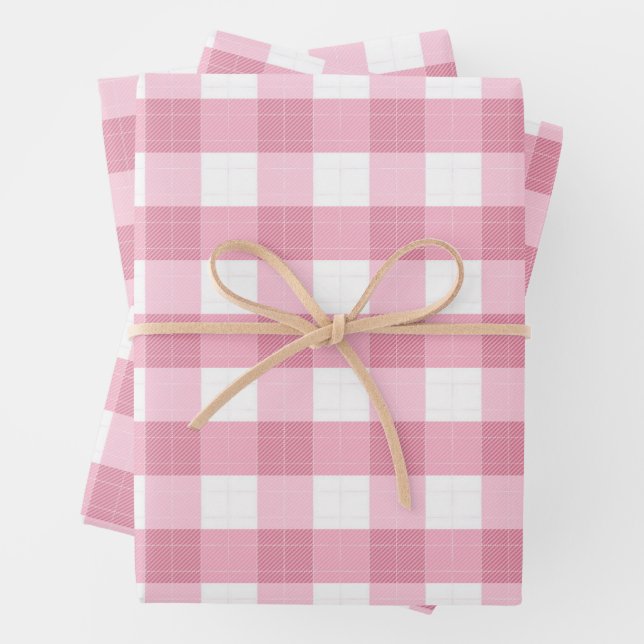 Feuille De Papier Cadeau Motif Gingham Classique Rose et Blanc (En situation)