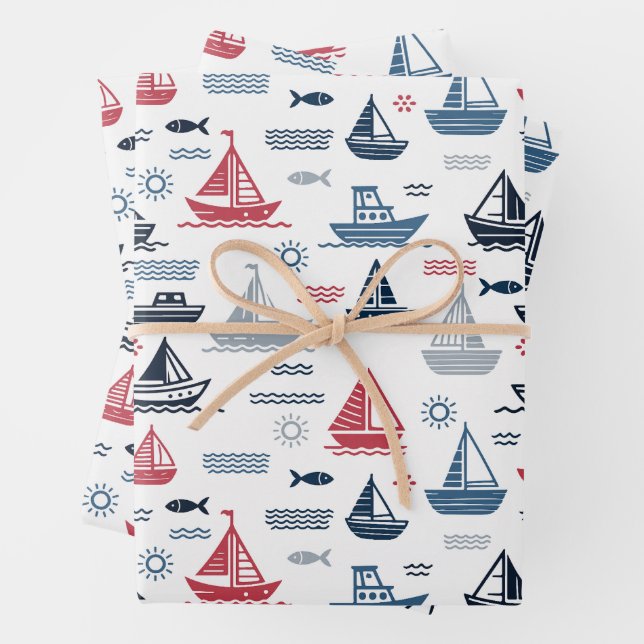 Feuille De Papier Cadeau Motif nautique avec voiliers et poissons (En situation)