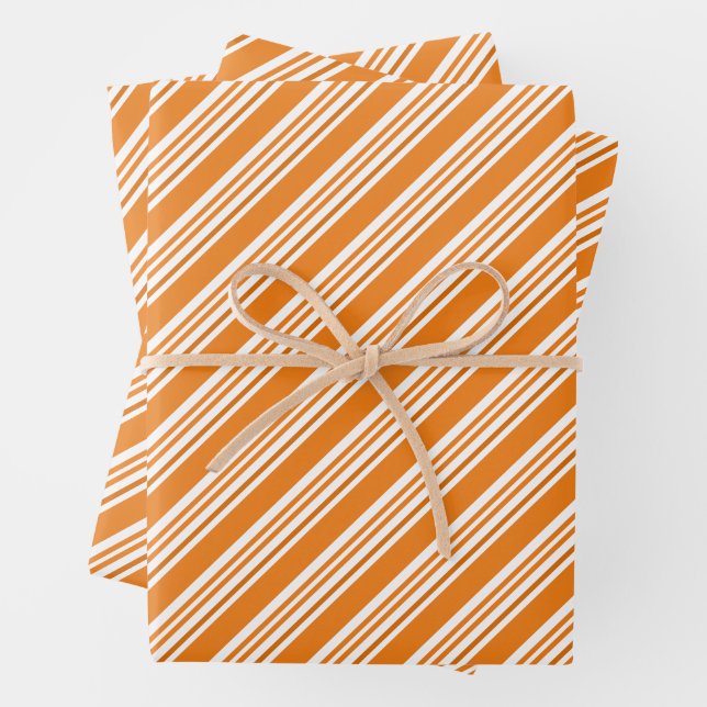 Feuille De Papier Cadeau Motif rayé de la saison d'automne  (En situation)