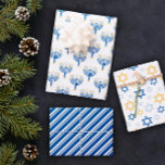 Feuille De Papier Cadeau Motifs Hanoukka mélangés bleu blanc et jaune<br><div class="desc">motif Hanoukka enveloppant des feuilles de papier en bleu,  blanc et jaune avec des menorahs,  des étoiles de Davids,  et des rayures.</div>