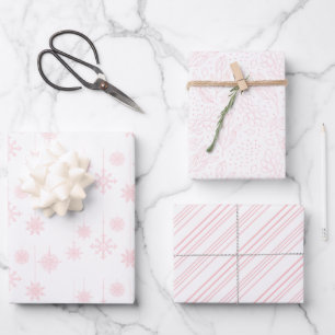 Feuille De Papier Cadeau Noël des flocons de neige roses, des baies et des 
