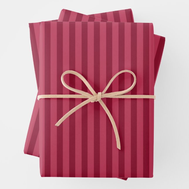 Feuille De Papier Cadeau Noël rayé rouge classique (En situation)