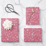 Feuille De Papier Cadeau Nom personnalisé Snowflakes Pink Christmas<br><div class="desc">Faites de vos cadeaux de vacances un cadeau spécial avec ce papier d'emballage rose personnalisé. Un arrière - plan rose doux aux délicats flocons blancs et argentés crée un look moderne et gai,  parfait pour les anniversaires de Noël ou d'hiver. Personnalisez le nom en quelques clics !</div>