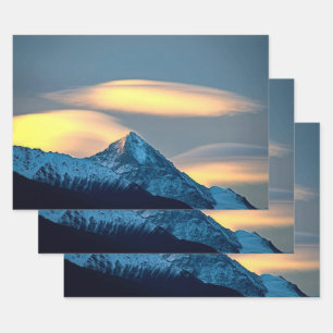 Feuille De Papier Cadeau Nuages uniques sur des montagnes enneigées