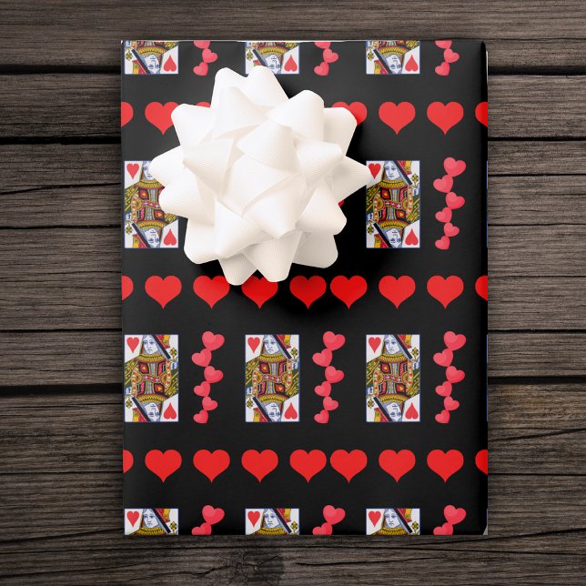 Feuille De Papier Cadeau Ornate Heart Queen Jouer Carte Bright Red Hearts (Ornate Heart queen playing cards rows and clusters of bright red hearts on black gift  wrap sheets.)