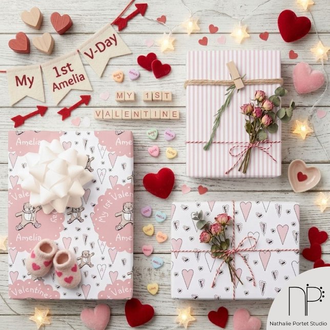 Feuille De Papier Cadeau Ours en peluche rose 1ère Saint-Valentin (Hand drawn teddy bear wrapping paper for baby girl 1st valentine or birthday celebrations)