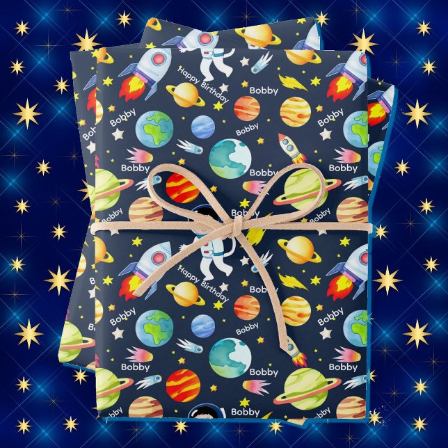 Feuille De Papier Cadeau Personnaliser le nom du garçon astronaute vaisseau (Créateur téléchargé)