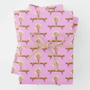 Feuille De Papier Cadeau Photo de fille blonde gymnastique mignonne personn