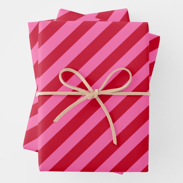 Feuille De Papier Cadeau Pink and Red Christmas Peppermint Stripes  (En situation)