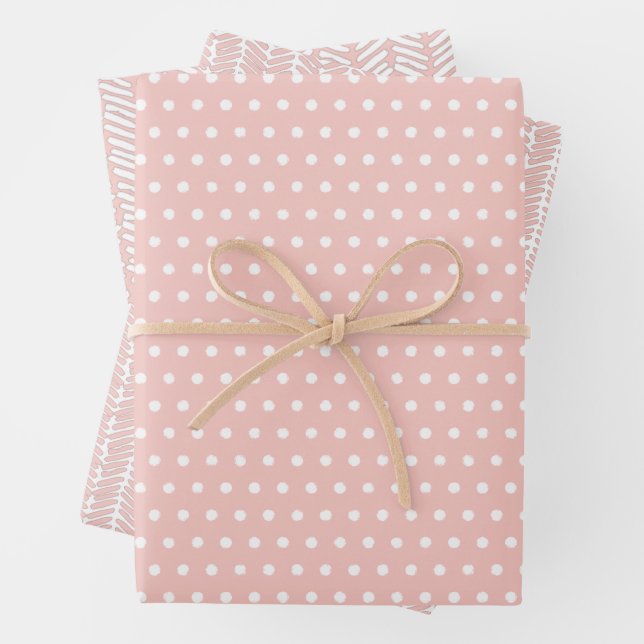 Feuille De Papier Cadeau Pois blancs Chevron Stripes Peach Blush Rose (En situation)