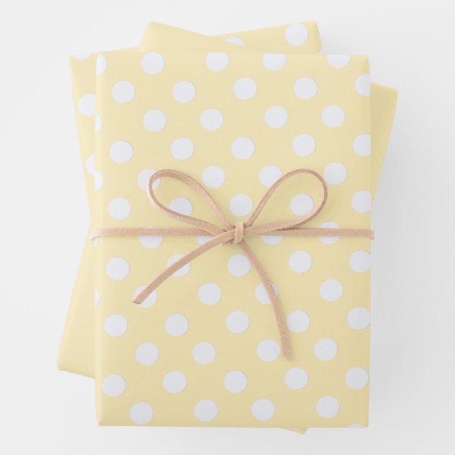 Feuille De Papier Cadeau polka dots in butter  yellow (En situation)