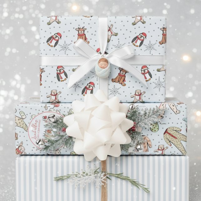 Feuille De Papier Cadeau Pyjamas d'hiver de Noël pour bébés bleus (Baby First Christmas Wrapping Paper for Baby Boy. Winter Pajamas, Animals & Stripes Pattern for Kids)