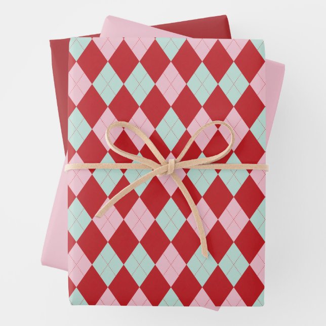 Feuille De Papier Cadeau Red Pink & Green Christmas Argyle (En situation)