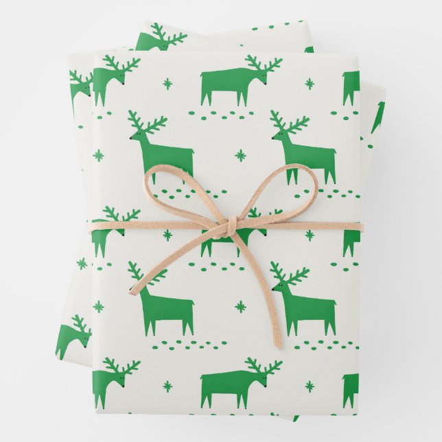Feuille De Papier Cadeau Rennes de Noël. Motif d'animaux de la forêt verte (En situation)