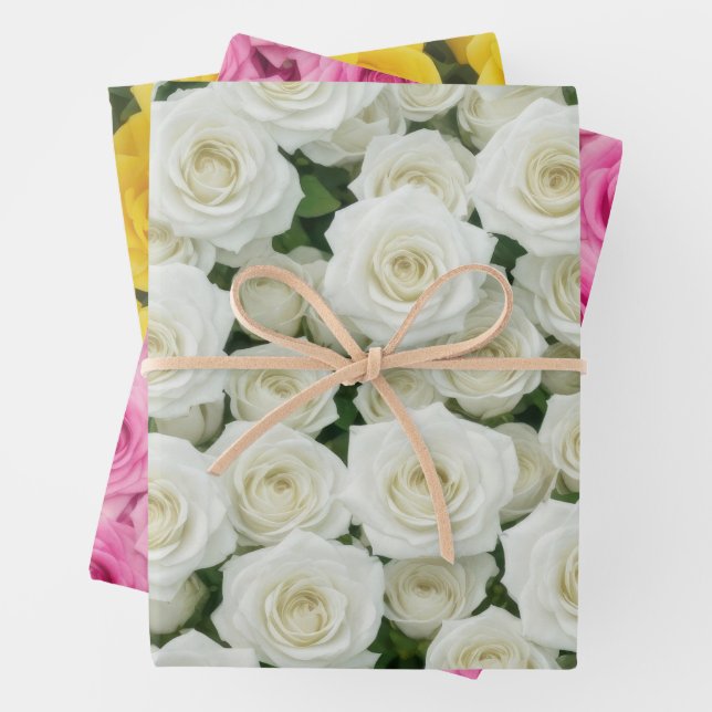 Feuille De Papier Cadeau Roses blanches, roses et jaunes (En situation)