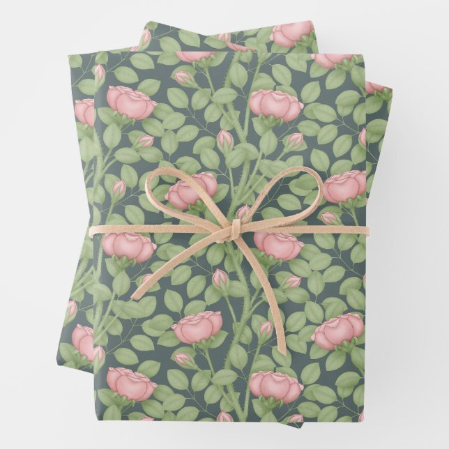 Feuille De Papier Cadeau Roses roses sur fond bleu ardoise (En situation)