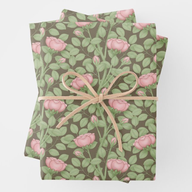 Feuille De Papier Cadeau Roses roses sur fond marron (En situation)