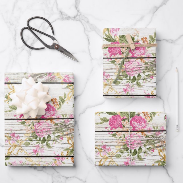 Feuille De Papier Cadeau Roses roses sur planche de grange blanche (Recto)