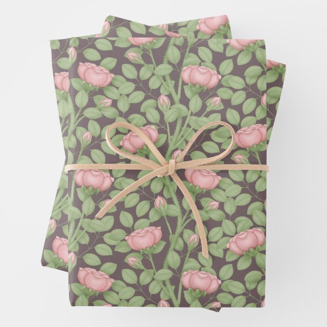 Feuille De Papier Cadeau Roses roses sur prune foncée (En situation)