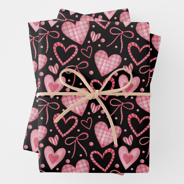Feuille De Papier Cadeau Saint Valentin Coeurs et rubans (En situation)