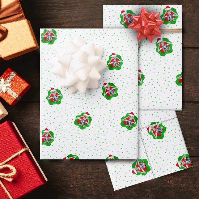 Feuille De Papier Cadeau Silencieux Squelette de Noël en forme de plaque Ve (Spatter shapes with cute Skeleton Santas on white wrapping paper sheets with green polka dots.)