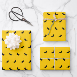 Feuille De Papier Cadeau Silhouettes de petites bananes noires sur jaune