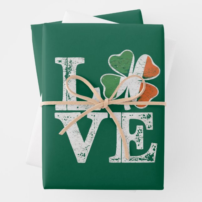 Feuille De Papier Cadeau St Patrick Love Chance Irlande Trèfle Vert  (En situation)