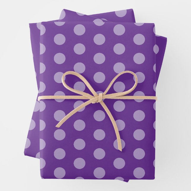 Feuille De Papier Cadeau Taches violettes à pois  (En situation)