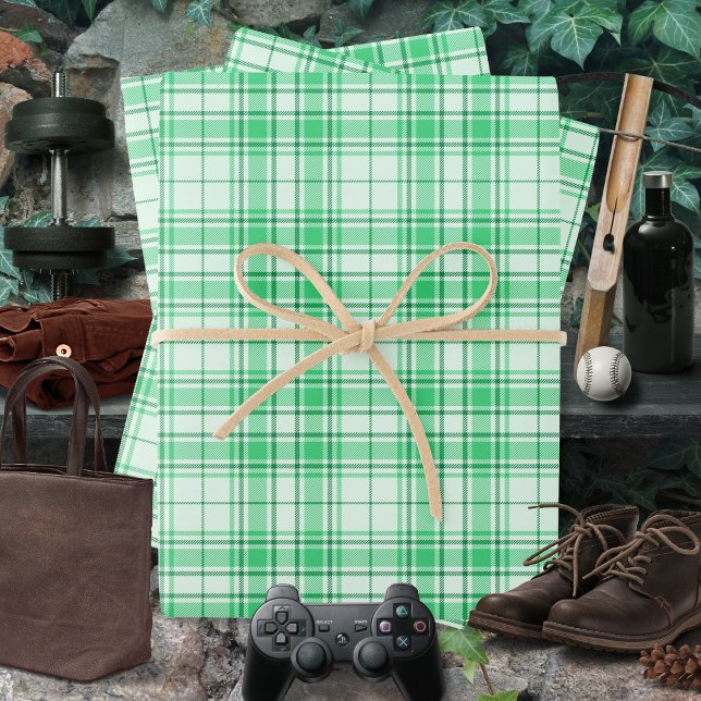 Feuille De Papier Cadeau Tartan - Pastel vert vibrant au vert foncé (Tartan - Vibrant Pastel Green to Dark Green Wrapping Paper Sheets by Leapfroglisics Shop)